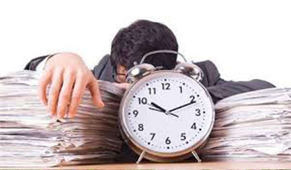 پشت گوش انداختن