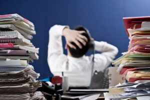 پشت گوش انداختن 